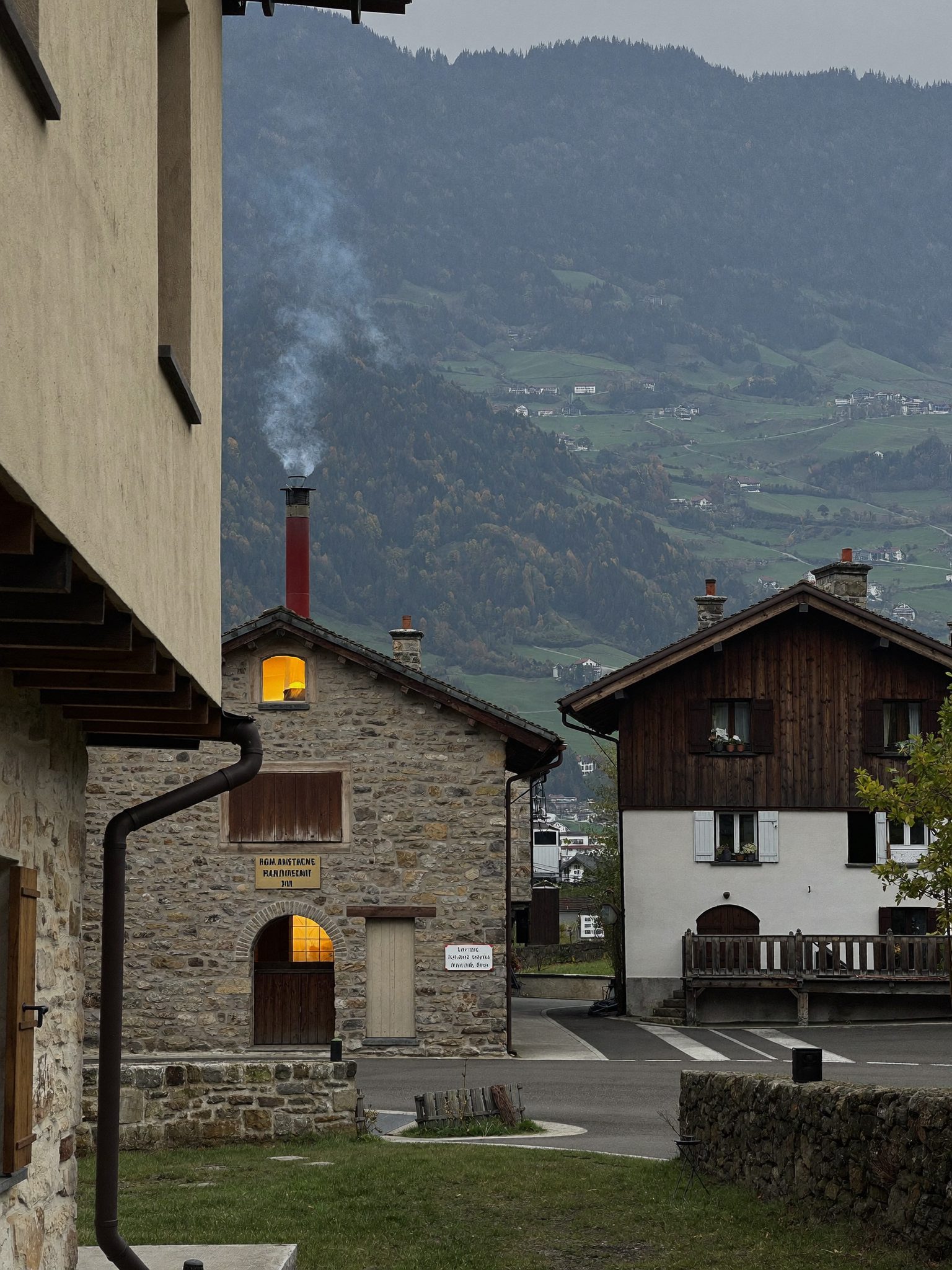Village alpin et chalet de pierre en automne