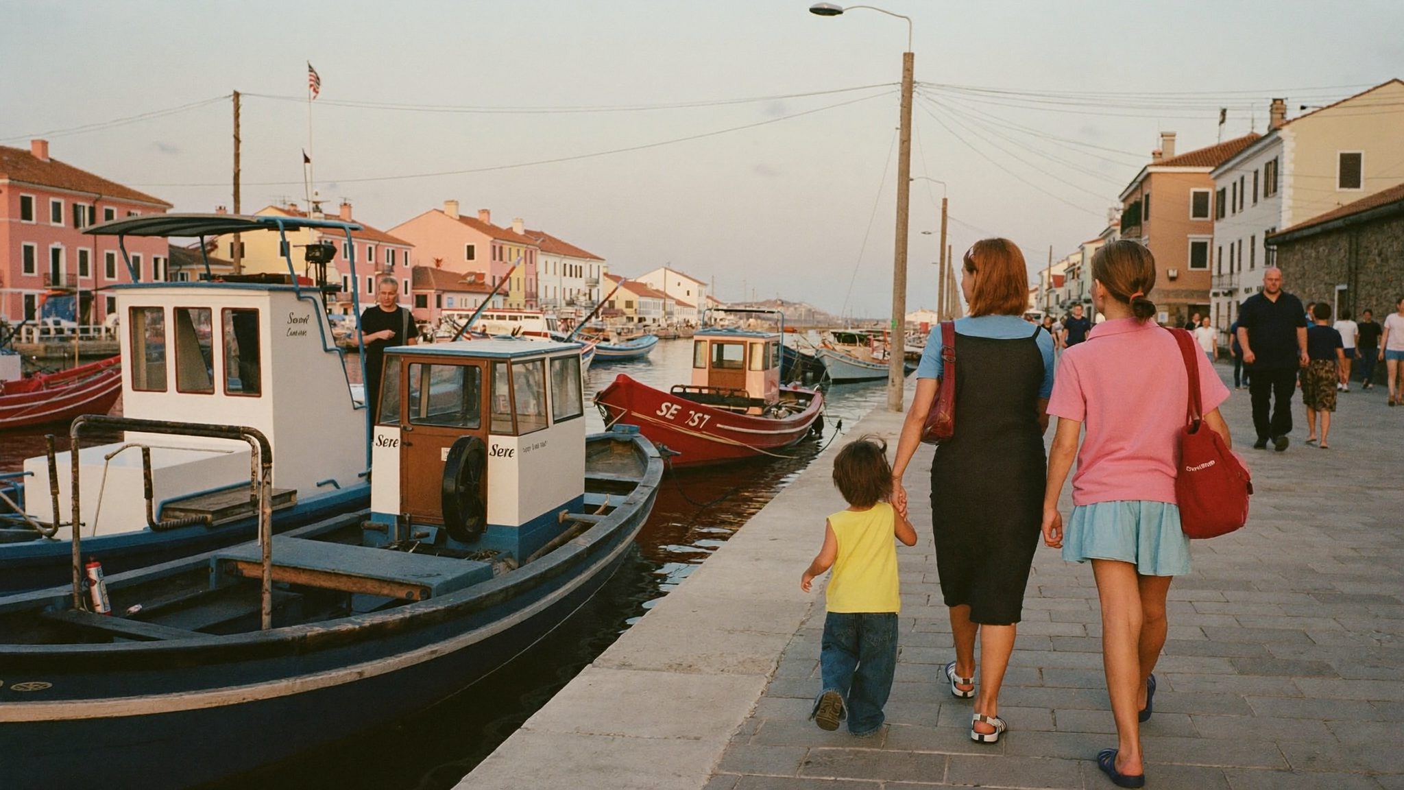 Une famille se promène le long du port de Sète au bord de la mer