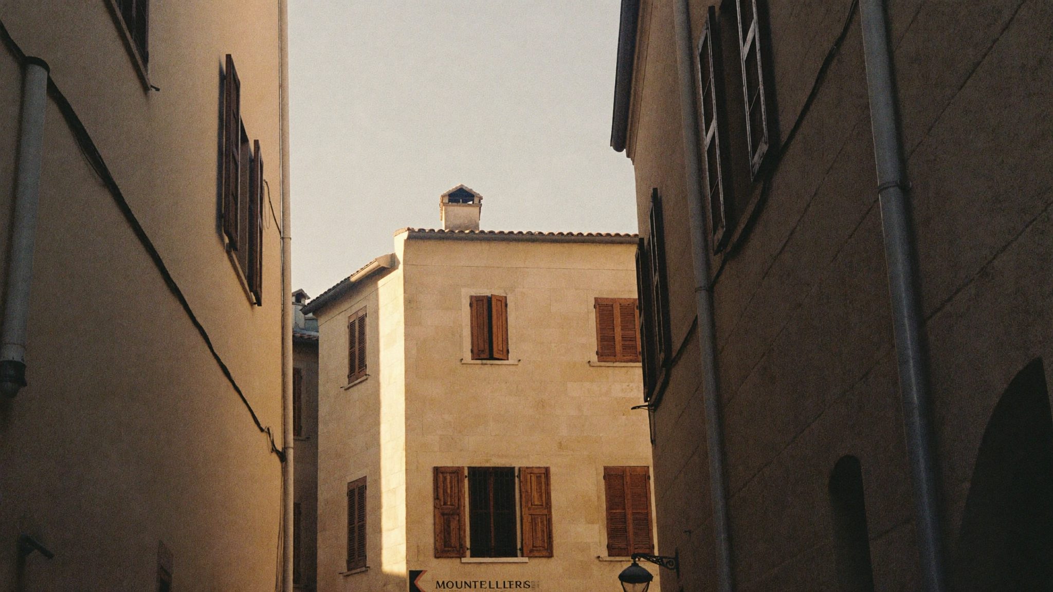 Ruelle de la vieille ville de Montpellier baignée d'une lumière rasante