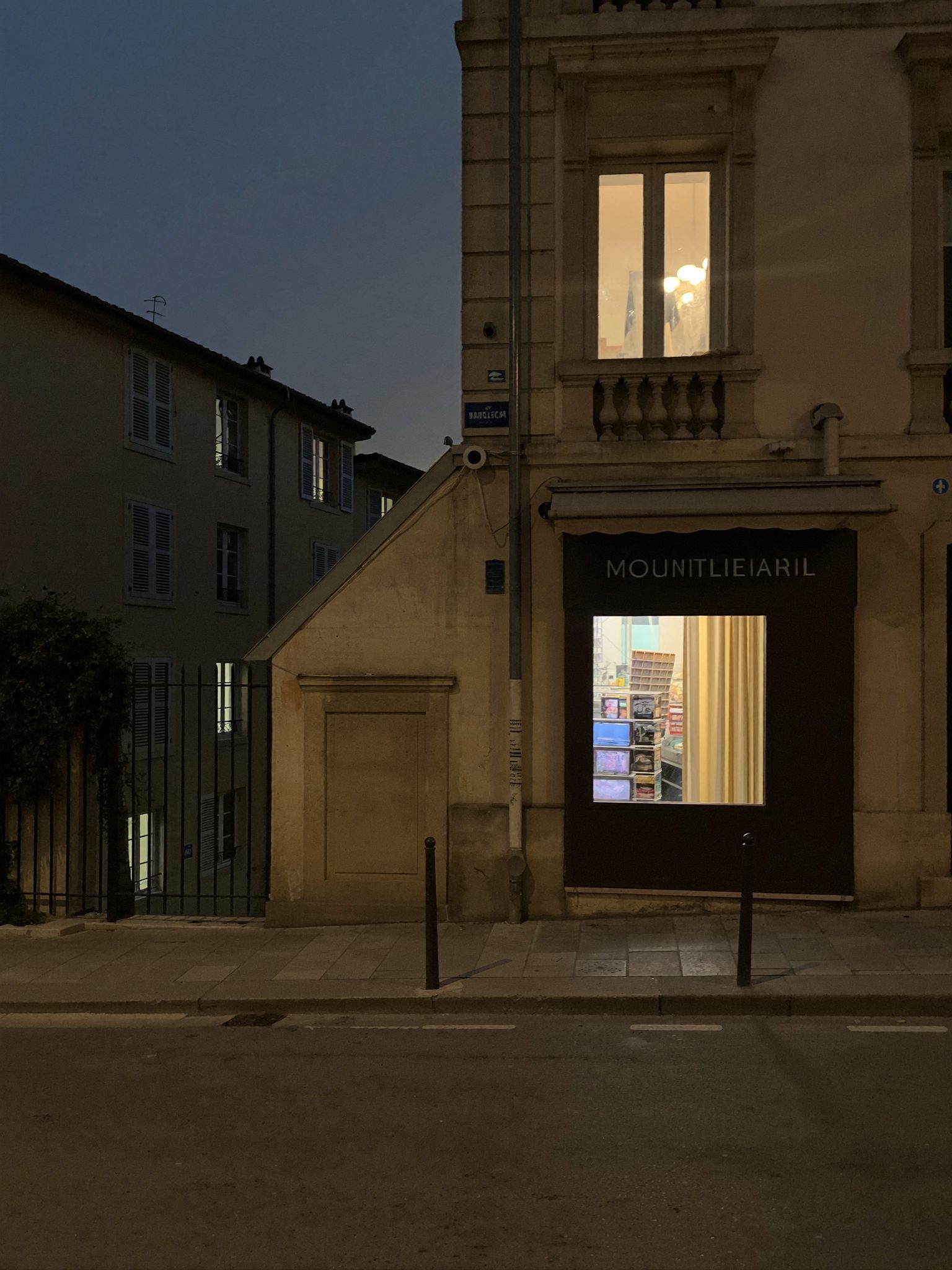Devanture de l'agence Maison Verdaillan rue de la Blanquerie à Montpellier, le soir